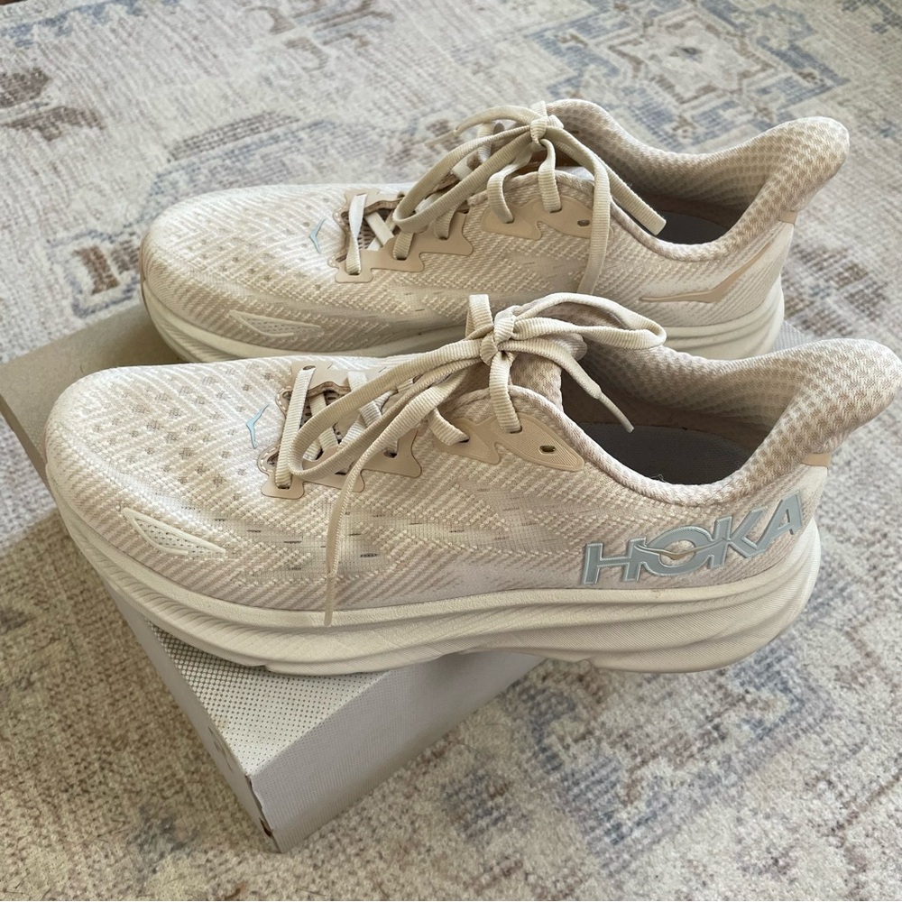 HOKA Clifton 9 size 9 beige/pink